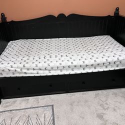 Day bed (Twin Size Mattress) 