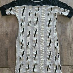 Designer's Lady's Comfy Light Streatchy with Side Pockets Dress in Black/White by ChrisMcLaughlin in Size 6. Mint Condition.