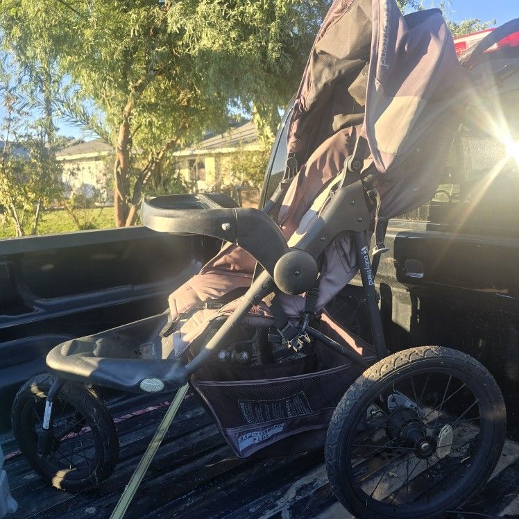 This stroller is designed for versatility and can be used for both everyday outings and jogging