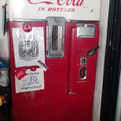 1938 "Vintage Vendo Coka cola Machine With A Few Vintage Cokes! 