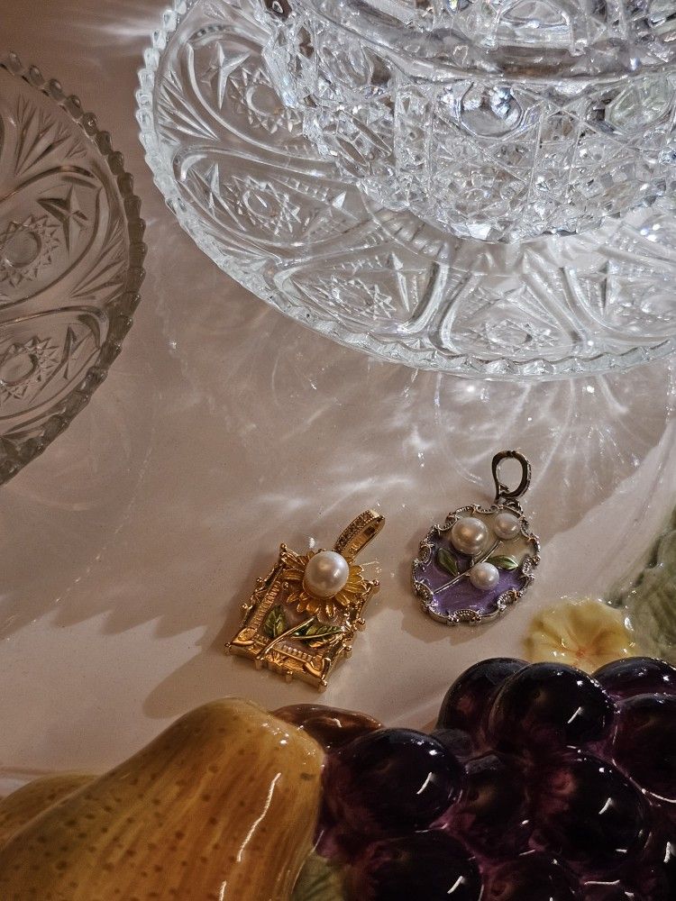 Two Pieces Antique Pendant Gold Plate Natural Fresh Water Pearl ✨️