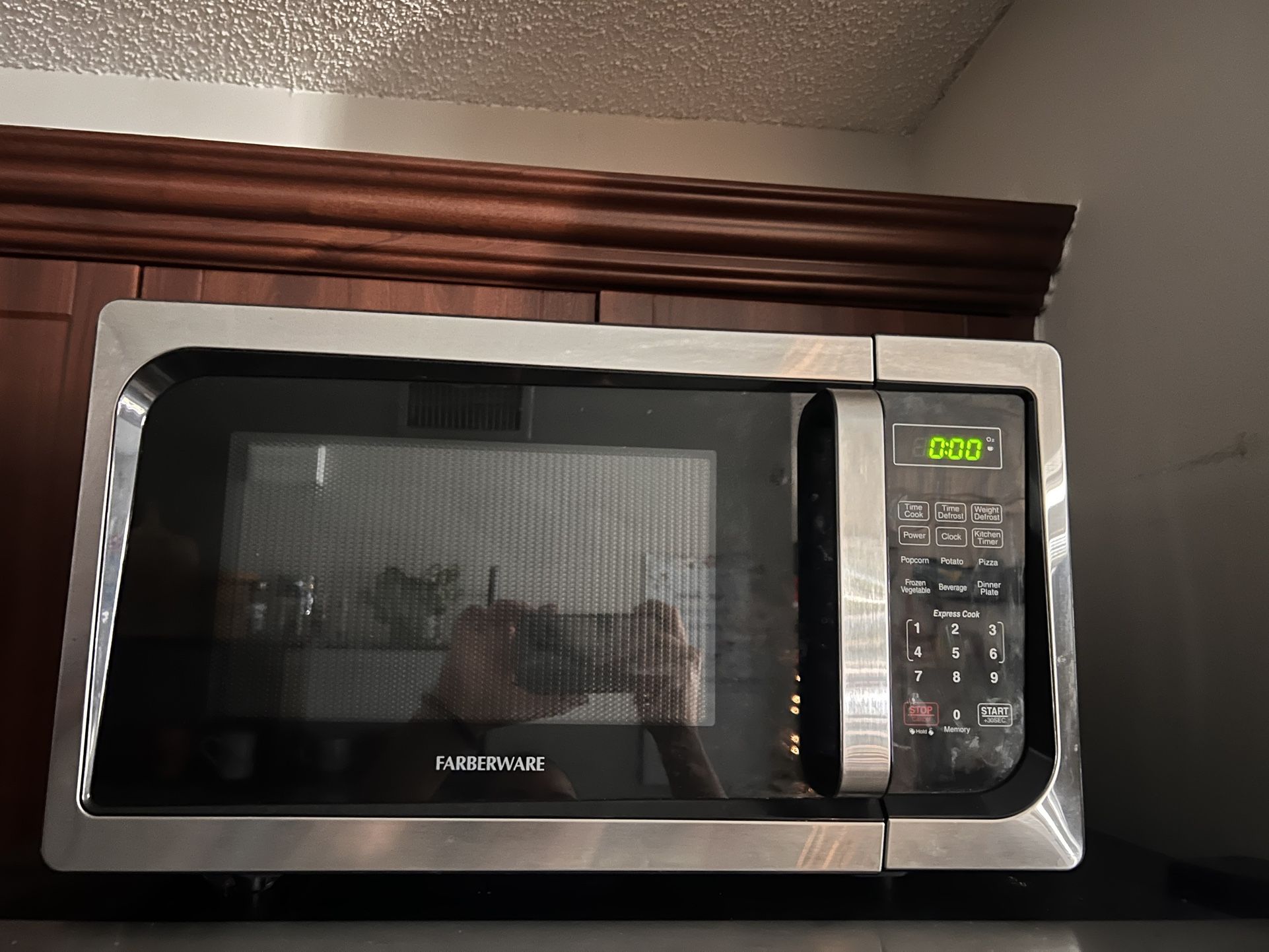 Farberware Classic 900-Watt Microwave Oven