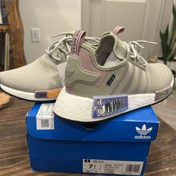 Adidas Women’s Size 7 1/2