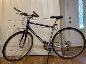 Giant FCR2W road bike, like new. Medium size Aluminum super light weight Shimano 27 speeds. No issues. Pick up in Newporthill Bellevue 98006.
