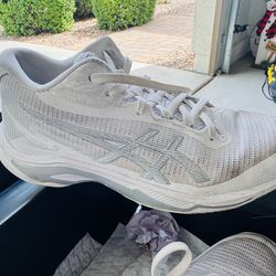 Asics indoor volleyboll shoes ( womens 9.5 )