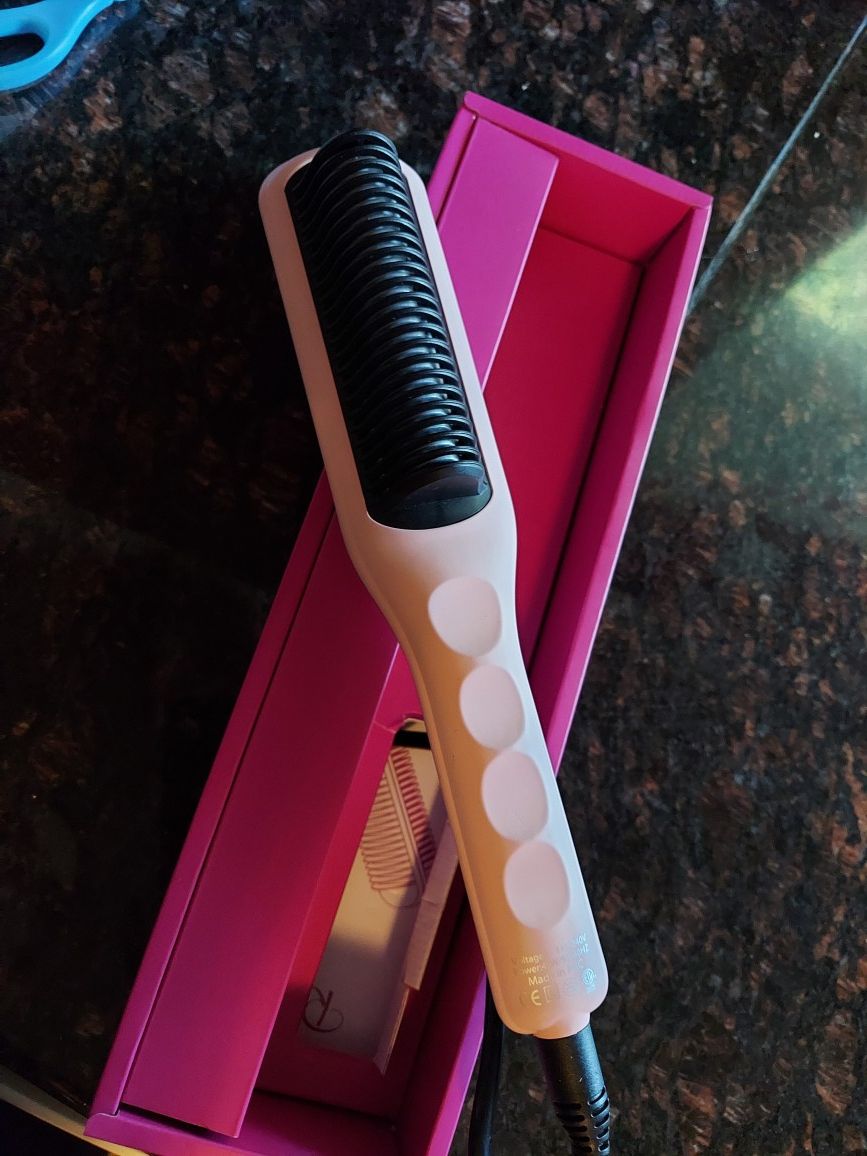 New in box Rifney hair straightener brush