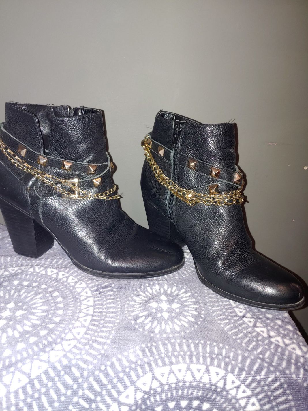 GUESS boots $$$10 Size 9 