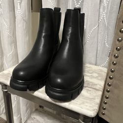 Black boots for women size 9 New never use