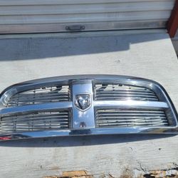 Vendo  parrilla de dodge ram 1500 cromada oem  2009 hasta la 2012  