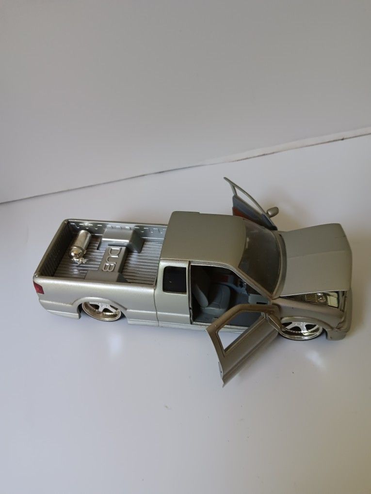 Jada Toys Die cast 2002 Chevrolet S10 Xtreme Dub City 1.24 Scale