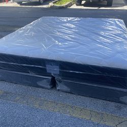 NEW MATTRESS KING SIZE PLUSH WITH BOX SPRING