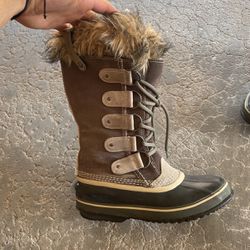 Woman’s Snow Boots Size 8
