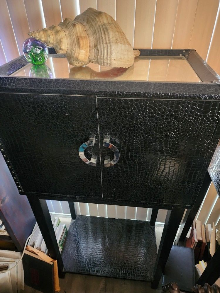 Spa Furniture Great For A Beauty Shop , Faux Crocodile And Mirrors Inside And Out Crocodile Black