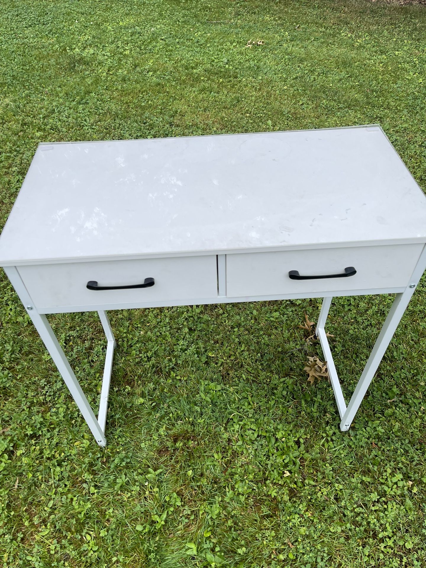 DESK L 31 3/4 " X W 15 3/4" X HT 31"
