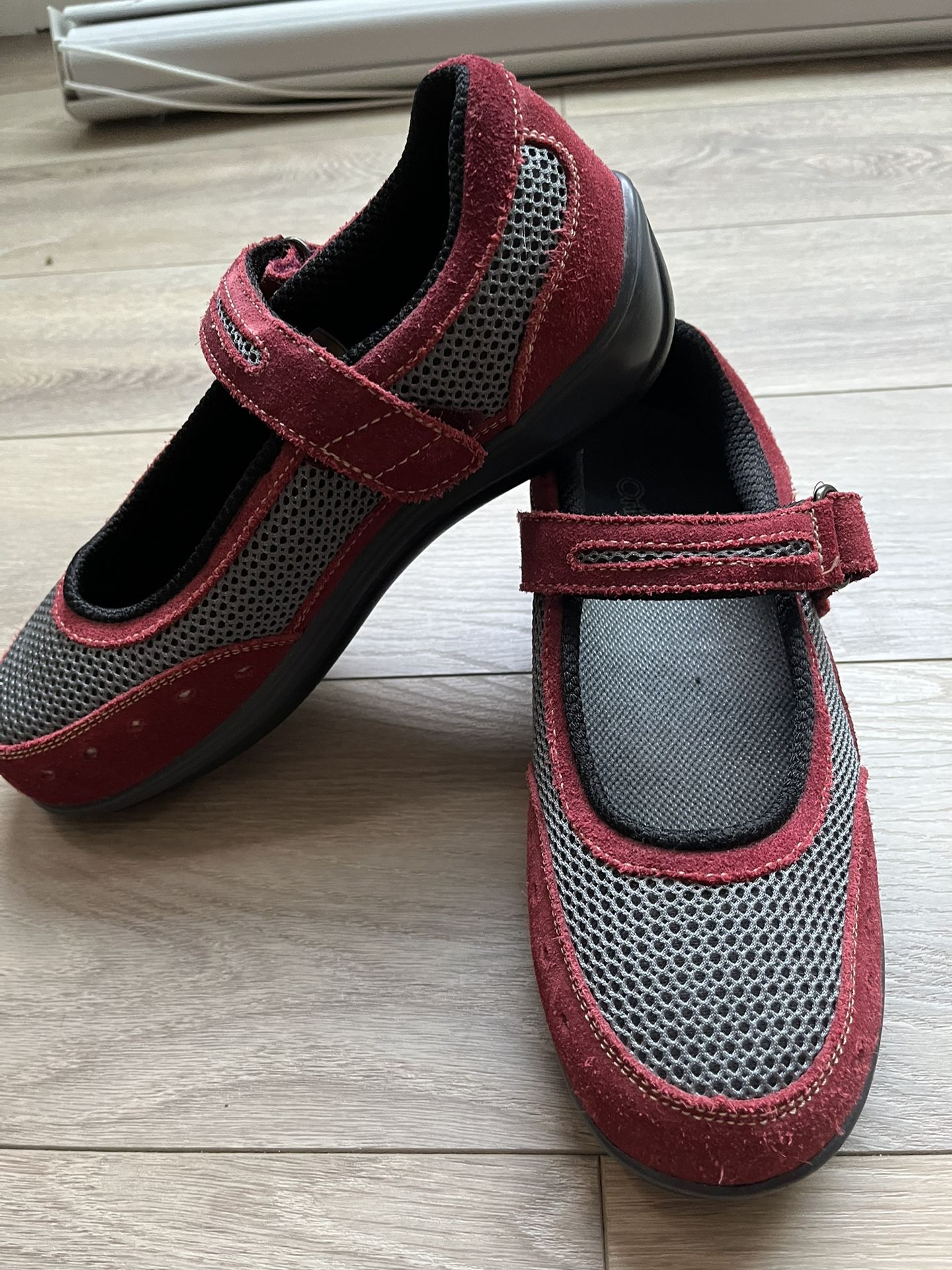 Like new - Othofeet Chattanooga Mary Jane - Grey with Red suede