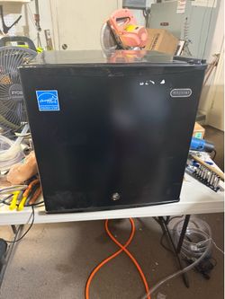 New Whynter 1.1 freezer for parts