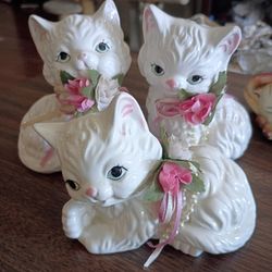 3 Kittens with pink flowers figurines