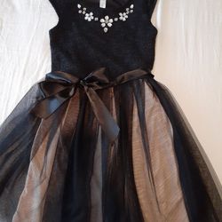 Girls Black fancy dress, Size 7/8.
