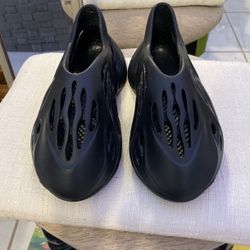 Foam runners Size 4 Y