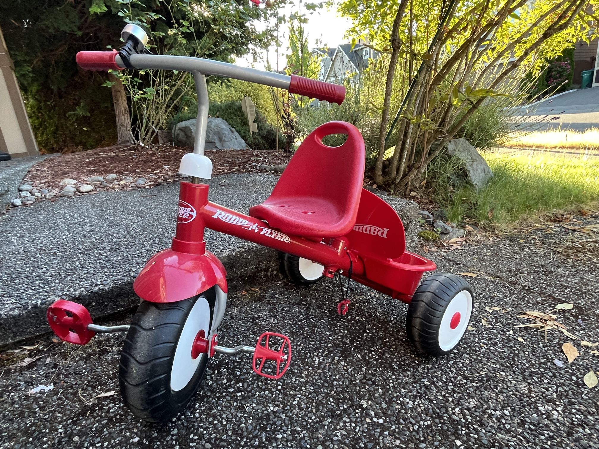 Radio Flyer Deluxe Steer & Stroll Kids Tricycle, Toddler Trike for Ages 2-5, Red