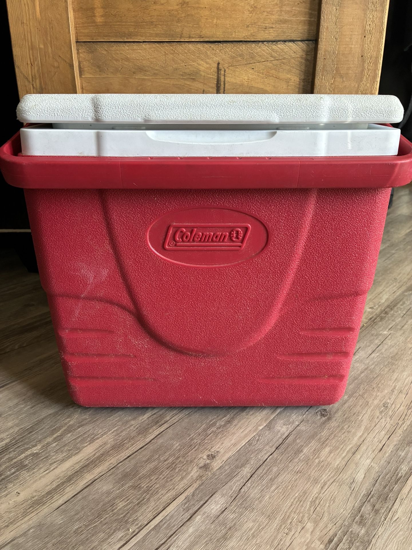 Vintage Coleman 16 Quart Cooler | Red & White | 18 Can Capacityg | Model: 6216/6215