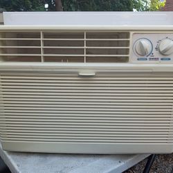 Daewoo 5000 BTU Window Unit Works Great 