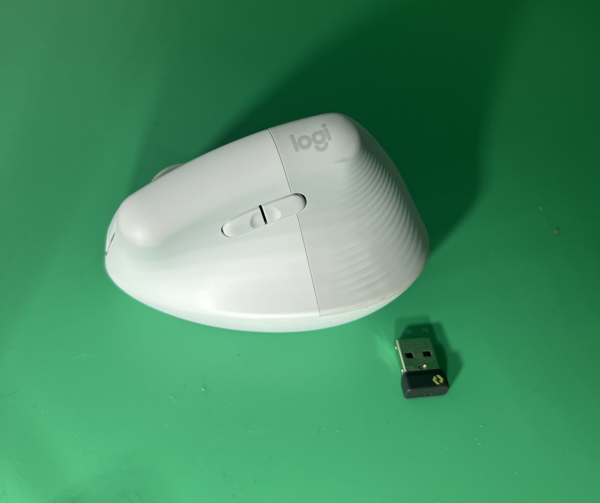 Logitech Lift vertical Ergonomic wireless mouse-White