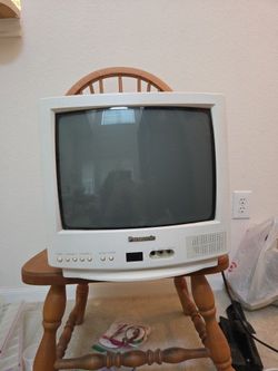 Vintage Panasonic Color TV Model CT-13R418 13 in. Screen Works Comes with Remote.