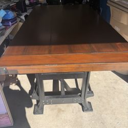 New Castle Dining Table 