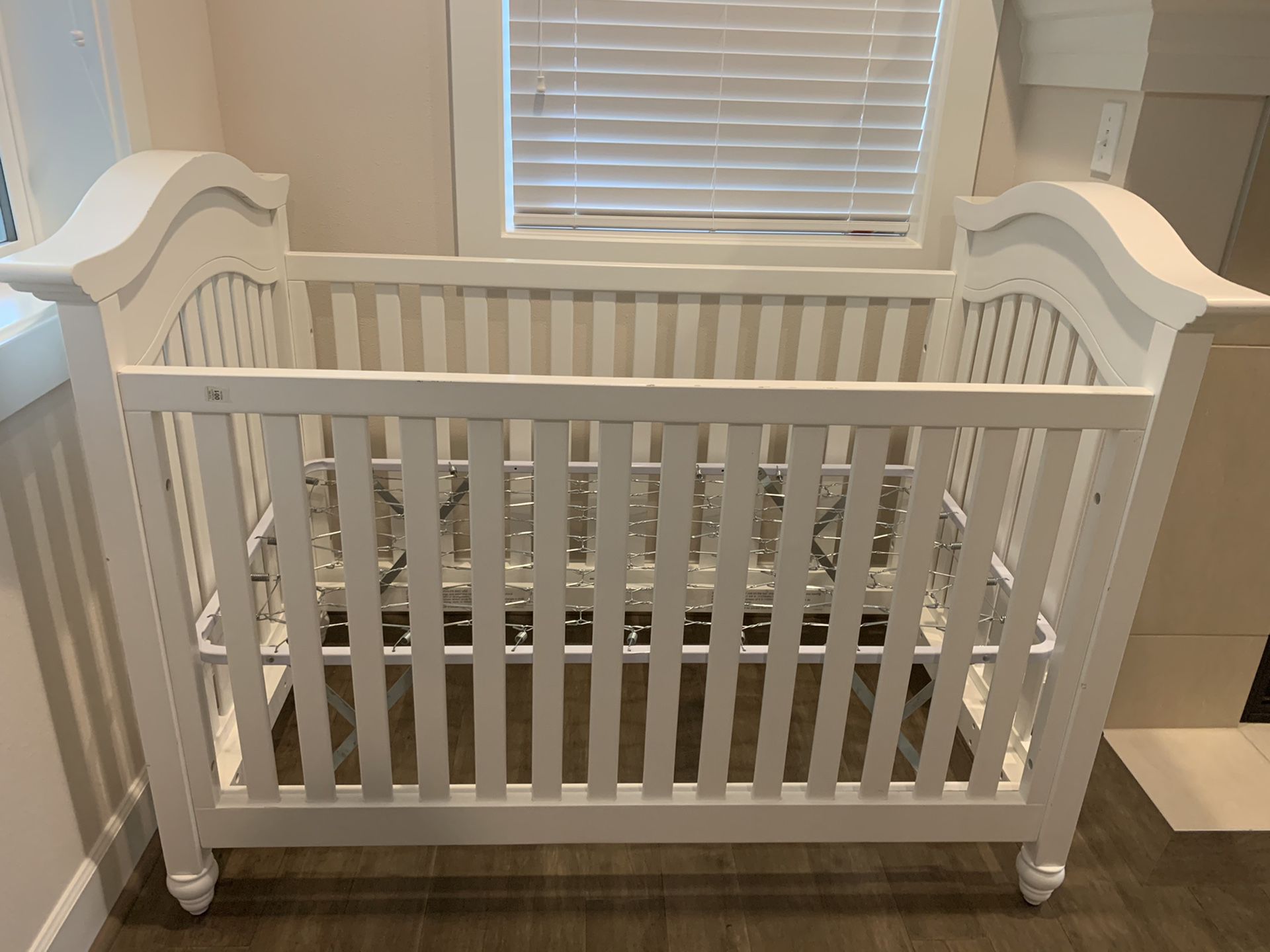 Baby crib white + mattress