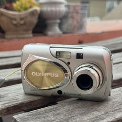 Vintage Olympus Y2K Digicam 
