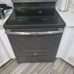 GE Stove Works good. Price negotiable. 