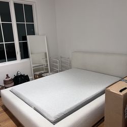 Crate & Barrel Gather Upholstered Queen Bed – Ivory Bouclé