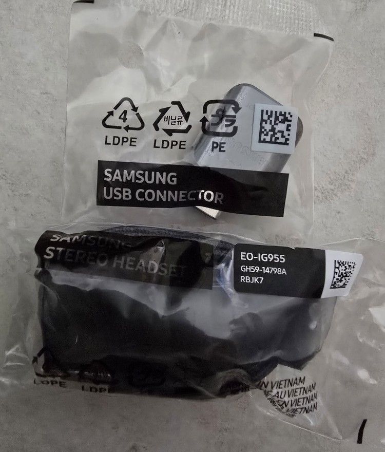 AKG Earbuds / USB Connector