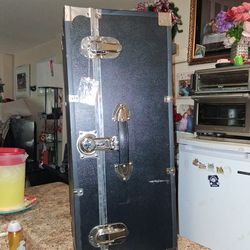 Treasure trunk black with wheels and to pull