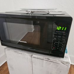 0.7 Cubic Foot Kenmore Microwave (700 Watts)