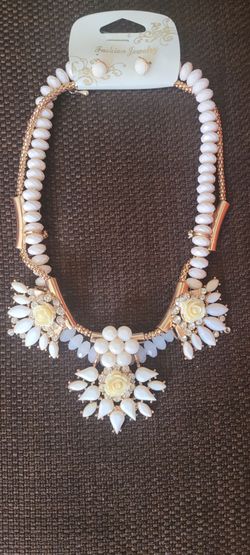 Lindos collares de muchos estilos y diferentes para ocasiones que gusté