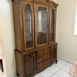 Vitrina Antigua de madera maciza/ Más de 50 años -Excelente estado -$500