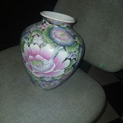 Gorgeous China Vase 6x9