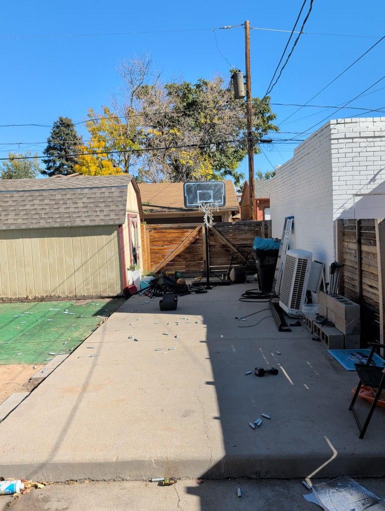 Basketball Hoop/15' Trampoline 