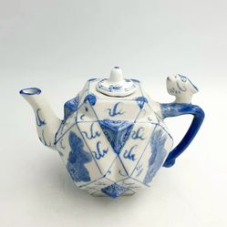 Rare Vintage CHINESE DECORATIVE PORCELAIN TEAPOT  Kettle BLUE WHITE DIAMOND SHAPED DRAGON DETAIL