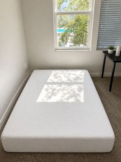 Queen Memory Foam Mattress – Clean, Comfortable & Great Condition