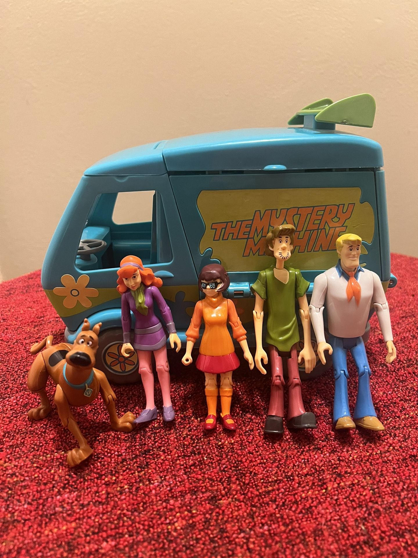 Scooby Doo Mystery Machine With Characters