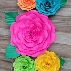 Paper Flowers And Paper Roses. Flores De Papel