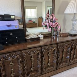 Beautiful solid queen bedroom furniture