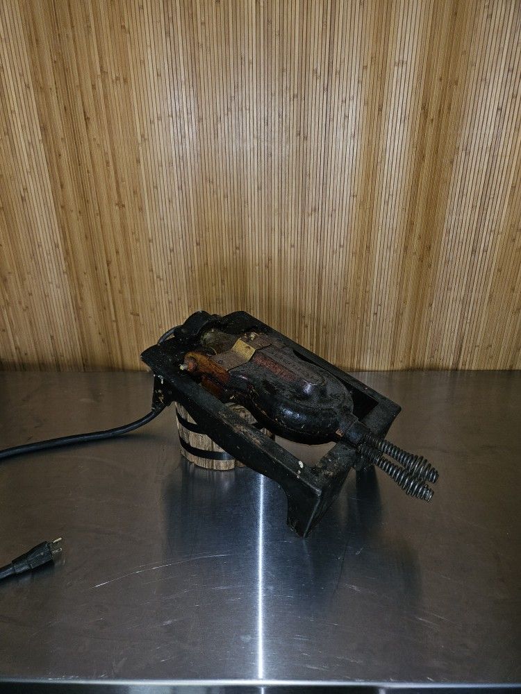 π³ Vintage RUGGEDI Cast-Iron Waffle Iron β 1940s/50s Era