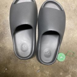 Yeezy Slide Size 8 Hit Me Up!!!!