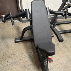 Plated loaded chest fly machine