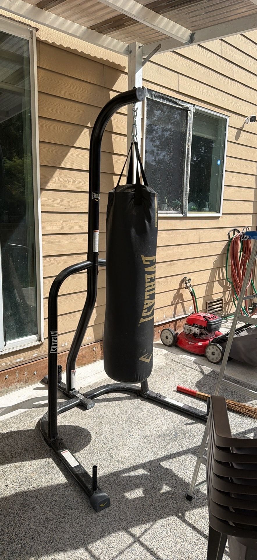 Everlast punching bag with stand barley used