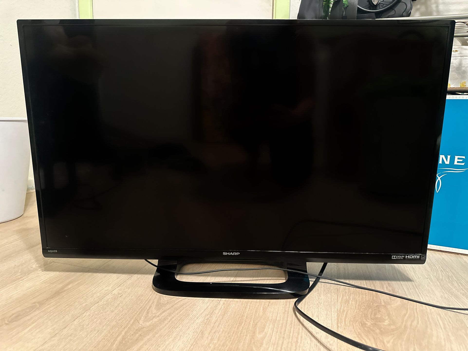 Flatscreen Tv 32” WITH FIRESTICK
